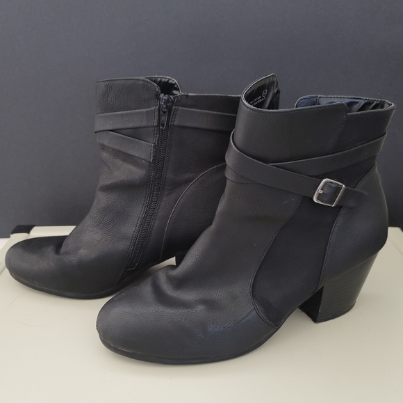Aerosoles A2 Heel Rest Ankle Boot - Picture 2 of 6